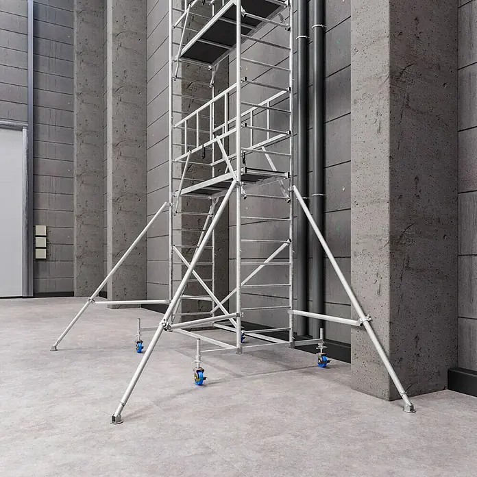 Krause ProTec Rollgerüst - Arbeitshöhe: 10,3 m, Belastbarkeit Plattform: 240 kg - Das Bild zeigt ein Gerüst mit Rollen in einem großen Raum mit Betonwänden. Das Gerüst steht sicher und bereit für Bau- oder Reparaturarbeiten.