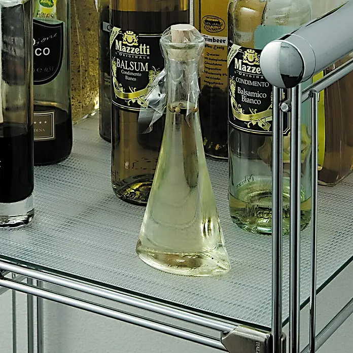 Antirutschmatte - 150 x 50 cm, Transparent, Kunststoff - Produktaufnahme eines Regals mit diversen Flaschen, darunter Balsamico-Essig, Öle und andere Würzmittel in Glasbehältern.
