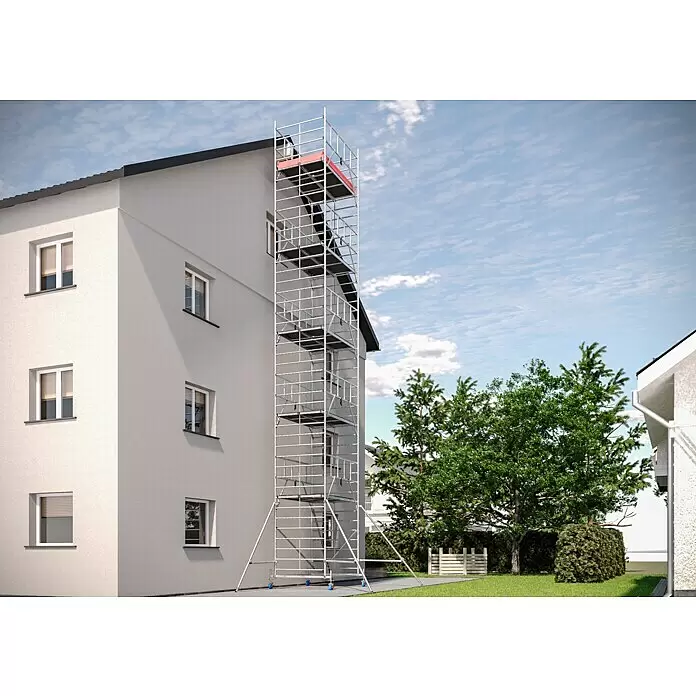 Krause ProTec XXL Rollgerüst Breitaufbau - Arbeitshöhe: 12,3 m, Belastbarkeit Plattform: 480 kg - Hohes, silbernes Modulgerüst mit Plattformen und Leitern, an einem Gebäude für Bau- oder Wartungsarbeiten aufgebaut.