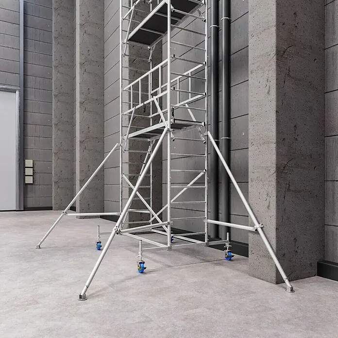 Krause ProTec Rollgerüst - Arbeitshöhe: 12,3 m, Belastbarkeit Plattform: 240 kg - Ein stabiles Baugerüst mit mehreren Ebenen und Rollen steht in einem Raum mit Betonwänden für Bau- und Renovierungsarbeiten.