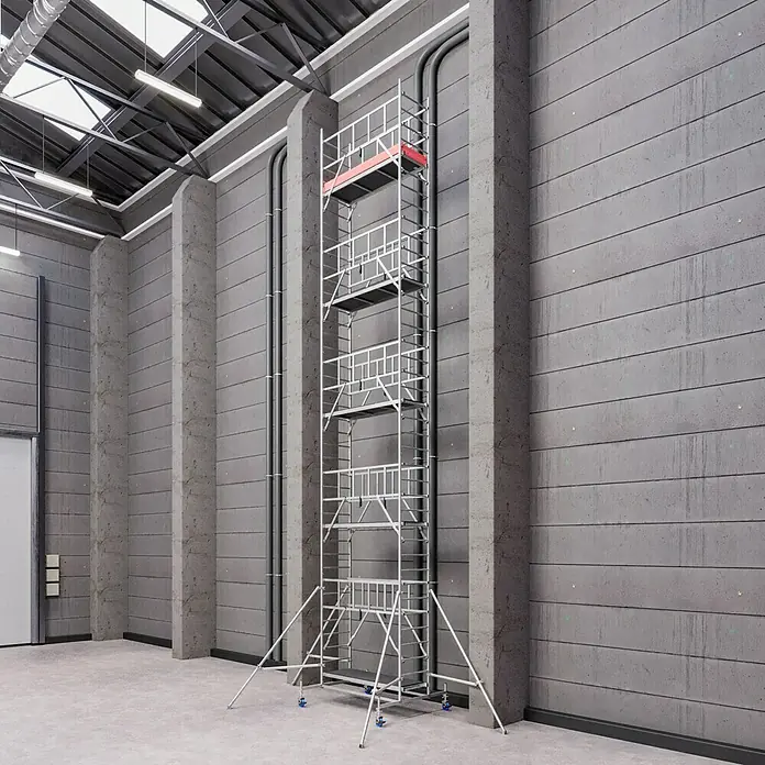 Krause ProTec Rollgerüst - Arbeitshöhe: 11,3 m, Belastbarkeit Plattform: 240 kg - Ein detailreiches Bild eines professionellen Gerüsts, das für Bau- und Wartungsarbeiten in Innenräumen konzipiert wurde.