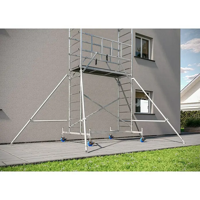Krause ProTec Rollgerüst - Arbeitshöhe: 8,3 m, Belastbarkeit Plattform: 240 kg - Ein Rollgerüst aus Metall steht vor einer grauen Hauswand mit Fenstern. Es hat blaue Rollen und diagonale Verstrebungen.
