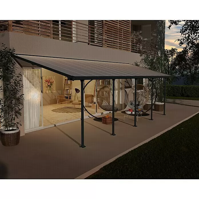 Solid Elements Terrassenüberdachung Martina - B x T: 851 x 300 cm, Anthrazitgrau, Polycarbonat, Transparent - Eine moderne dunkelgraue Terrassenüberdachung mit lichtdurchlässigen Dachpaneelen, die an einem Gebäude befestigt ist und einen Sitzbereich im Freien schützt.
