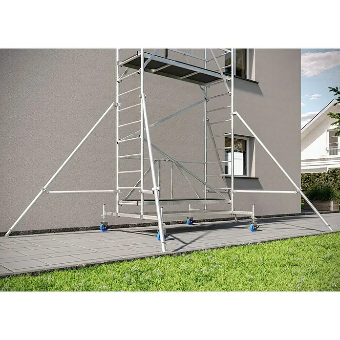 Krause ProTec XS KlappgerüstArbeitshöhe: 6,8 m, Bühnengröße: 2 x 0,6 m, Belastbarkeit: 200 kg/m² - Aluminium-Rollgerüst vor einer Hauswand, das für Bau- und Renovierungsarbeiten genutzt wird. Sichere und flexible Arbeitsplattform.