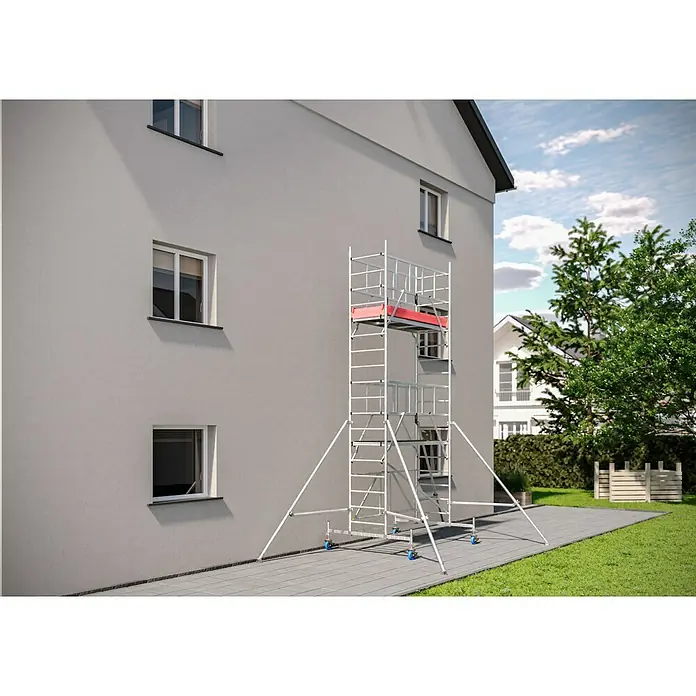 Krause ProTec XS Klappgerüst - Arbeitshöhe: 5,8 m, Belastbarkeit Plattform: 240 kg - Bild eines mobilen Gerüsts aus Aluminium, das an einer hellgrauen Hauswand steht und für Bau- oder Renovierungsarbeiten im Freien geeignet ist.