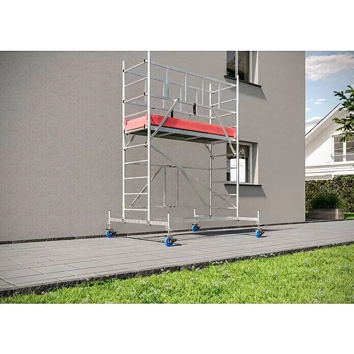 Krause ProTec XS Klappgerüst - Arbeitshöhe: 3,8 m, Belastbarkeit Plattform: 240 kg - Silberfarbenes Aluminium-Rollgerüst mit roter Arbeitsplattform, neben einem grauen Haus für Fassadenarbeiten positioniert.