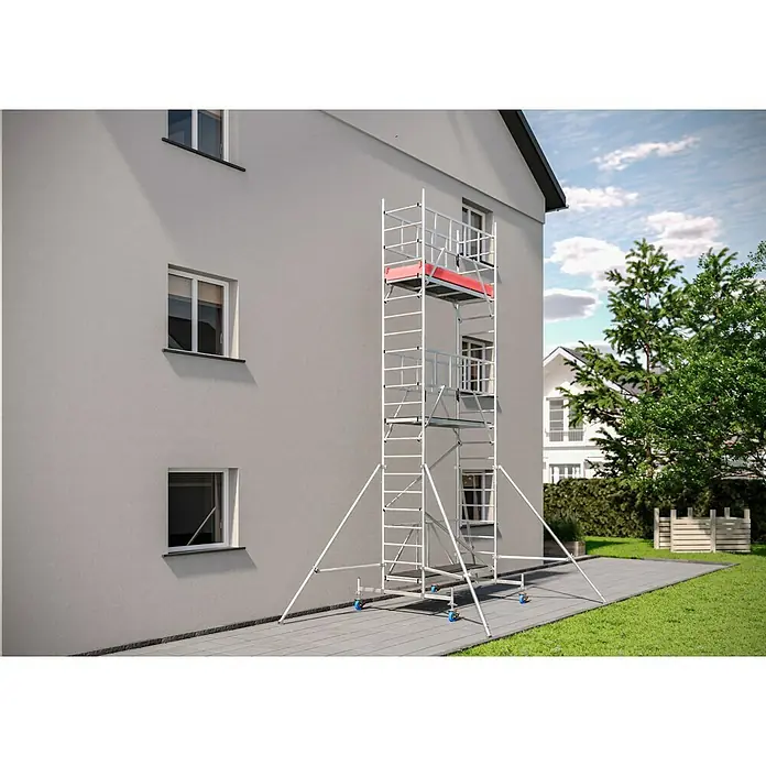 Krause ProTec XS KlappgerüstArbeitshöhe: 6,8 m, Bühnengröße: 2 x 0,6 m, Belastbarkeit: 200 kg/m² - Das Bild zeigt ein fahrbares Baugerüst vor einem Haus. Das Gerüst besteht aus Aluminium und hat mehrere Arbeitsplattformen.
