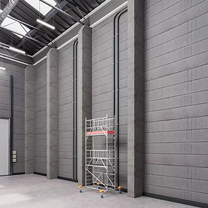 Krause ProTec XS Klappgerüst - Arbeitshöhe: 5,8 m, Belastbarkeit Plattform: 240 kg - Silbriges Rollgerüst mit roten Plattformen in einer geräumigen Industriehalle.