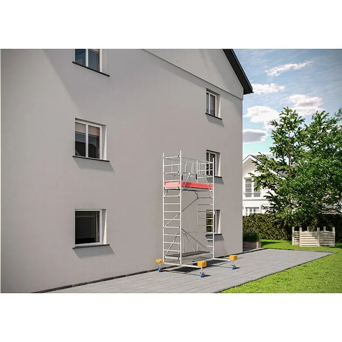Krause ProTec XS Klappgerüst - Arbeitshöhe: 4,8 m, Belastbarkeit Plattform: 240 kg - Aufnahme eines Baugerüsts an einer Hauswand, das eine sichere Arbeitsumgebung für Bau- und Renovierungsprojekte bietet.