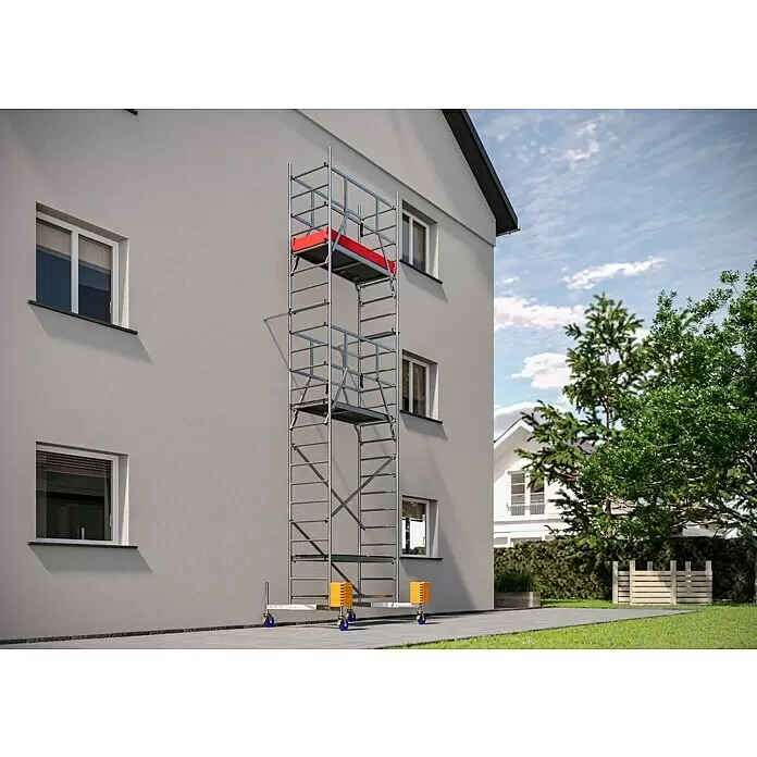 Krause ClimTec Brazo giratorio - Largo: 2,6 m, Diámetro: 39 mm - Andamio móvil de aluminio plateado con plataformas rojas y contrapesos amarillos, junto a un edificio de varias plantas.