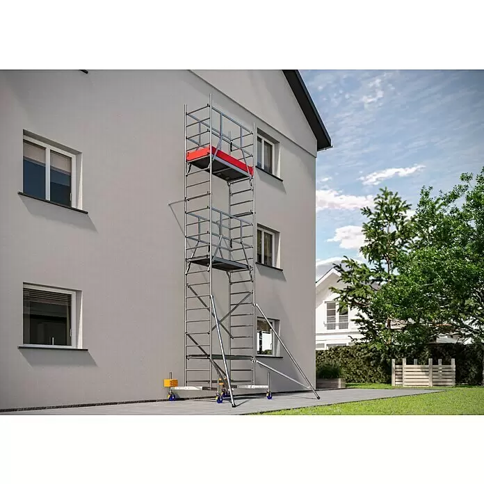 Krause ClimTec Ausleger - Länge: 2,6 m, Durchmesser: 39 mm - Modulares silbernes Rollgerüst mit roter Arbeitsplattform steht neben einem modernen Haus.