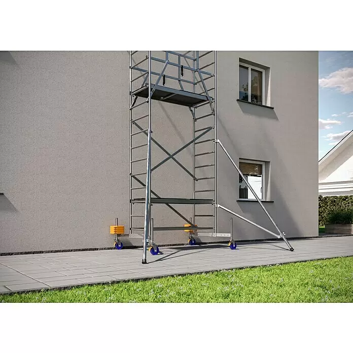 Krause ClimTec Leitergerüst - Arbeitshöhe: 7 m, Mit Rollen - Mobiles Aluminium-Rollgerüst mit blauen Rollen und Stabilisatoren vor einer Hauswand.