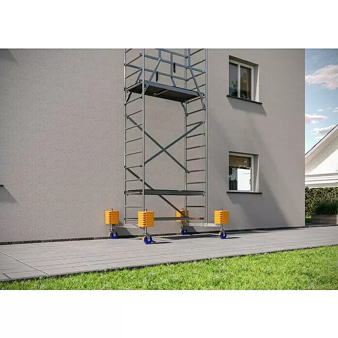 Krause ClimTec Brazo giratorio - Largo: 2,6 m, Diámetro: 39 mm - Andamio móvil plateado con pesos amarillos y ruedas azules junto a una fachada gris.
