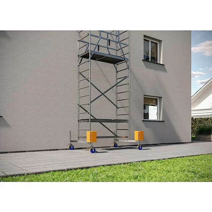 Krause ClimTec Brazo giratorio - Largo: 2,6 m, Diámetro: 39 mm - Andamio móvil de aluminio con ruedas azules y contrapesos amarillos, montado junto a la pared de un edificio.