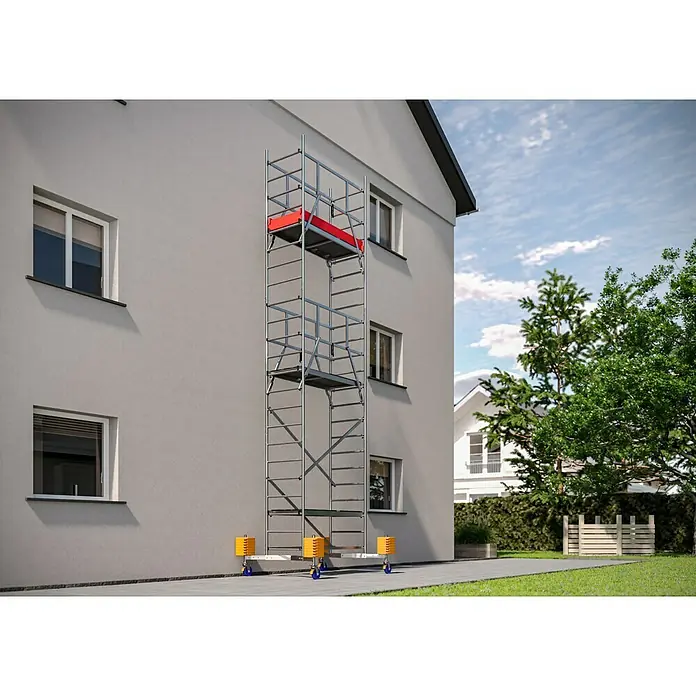 Krause ClimTec Leitergerüst - Arbeitshöhe: 7 m, Mit Rollen - Ein Gerüst aus Metall steht an einer Hauswand, mit Arbeitsplattformen für Bau- oder Renovierungsarbeiten in großer Höhe.