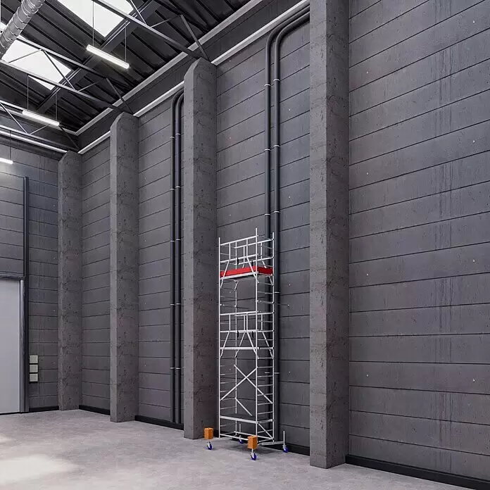 Krause ClimTec Leitergerüst - Arbeitshöhe: 7 m, Mit Rollen - Hohes, silbernes Aluminium-Rollgerüst mit roter Plattform und blauen Rollen in einer großen Betonhalle.