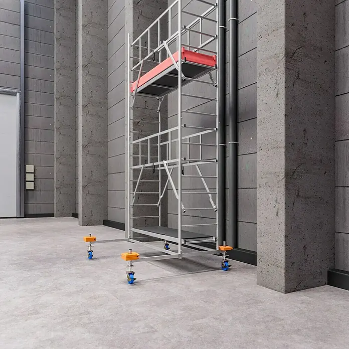 Krause ProTec Rollgerüst - Arbeitshöhe: 5,3 m, Belastbarkeit Plattform: 240 kg - Ein Gerüst steht vor einer grauen Wand, ausgestattet mit Rollen und einer roten Plattform. Es wird für Bau- oder Reparaturarbeiten verwendet.