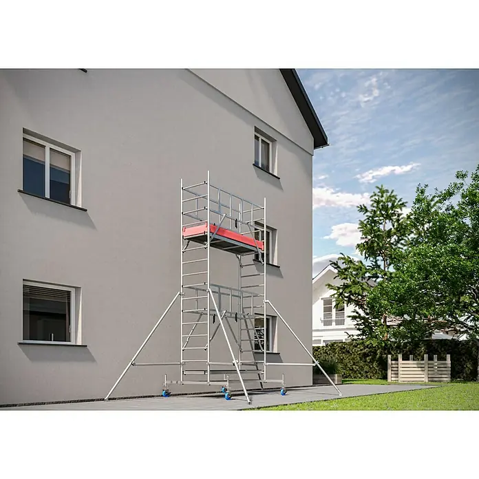 Krause ProTec Rollgerüst - Arbeitshöhe: 5,3 m, Belastbarkeit Plattform: 240 kg - Ein rollbares Baugerüst aus Aluminium steht vor einem Haus, ideal für Renovierungs- und Wartungsarbeiten im Außenbereich.