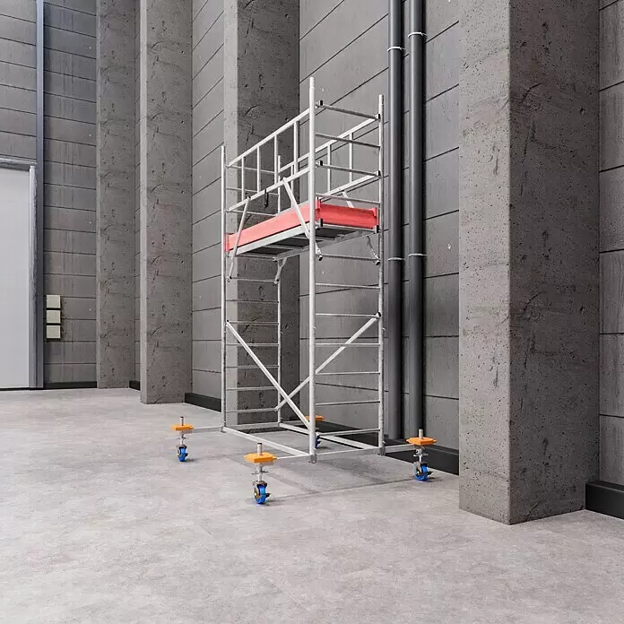 Krause ProTec Rollgerüst - Arbeitshöhe: 4,3 m, Belastbarkeit Plattform: 240 kg - Fahrbares Gerüst mit silbernem Metallrahmen, roter Plattform und orange/blauen Rollen in einer Industrieumgebung aus Beton.