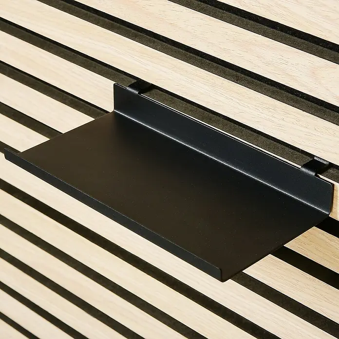 Millex Regal - L x B x H: 9,5 x 20 x 5 cm, Passend für: Akustikpaneele, Montageart: Einhängen - Schwarzes Wandregal an einer Lamellenwand befestigt. Das Regal bietet eine praktische Ablagefläche und fügt sich nahtlos in die Wand ein.