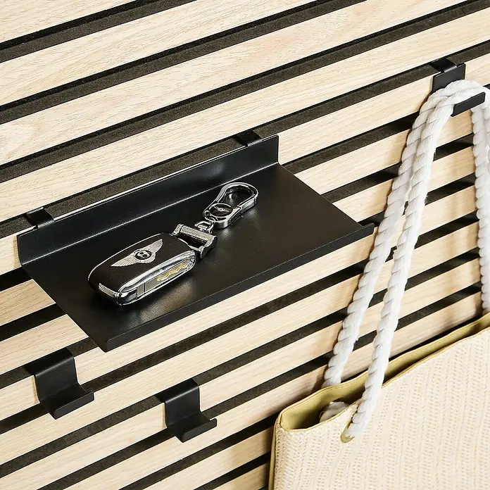 Millex Regal - L x B x H: 9,5 x 20 x 5 cm, Passend für: Akustikpaneele, Montageart: Einhängen - Die Schlüsselablage aus Metall bietet stilvollen Platz für Schlüssel und kleine Gegenstände an einer Holzpaneelwand mit Haken.