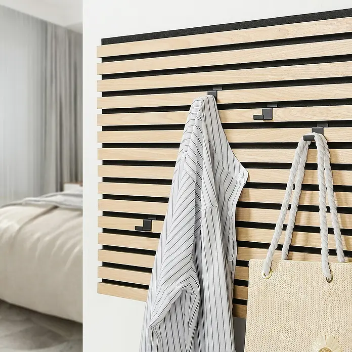 Millex Paneelkrallen Horizontal & Vertikal - L x B x H: 2,2 x 3 x 4,7 cm, Passend für: Akustikpaneele, Montageart: Einhängen - Moderne Garderobe mit hellen Holzlatten, schwarzen Akzenten und Haken für ein Hemd und eine Tasche. Stilvolles Wandpaneel für Flur oder Schlafzimmer.