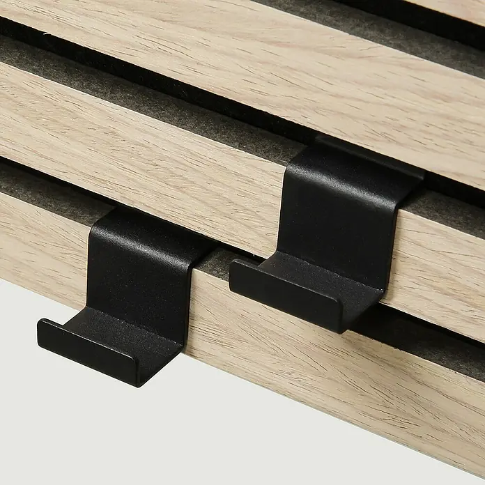 Millex Wandhaken Horizontal - L x B x H: 2,2 x 3 x 4,7 cm, Passend für: Akustikpaneele, Montageart: Einhängen - Nahaufnahme von zwei schwarzen Wandhaken an hellen Holzpaneelen, ideal zur Aufbewahrung und Organisation von Gegenständen im modernen Zuhause.