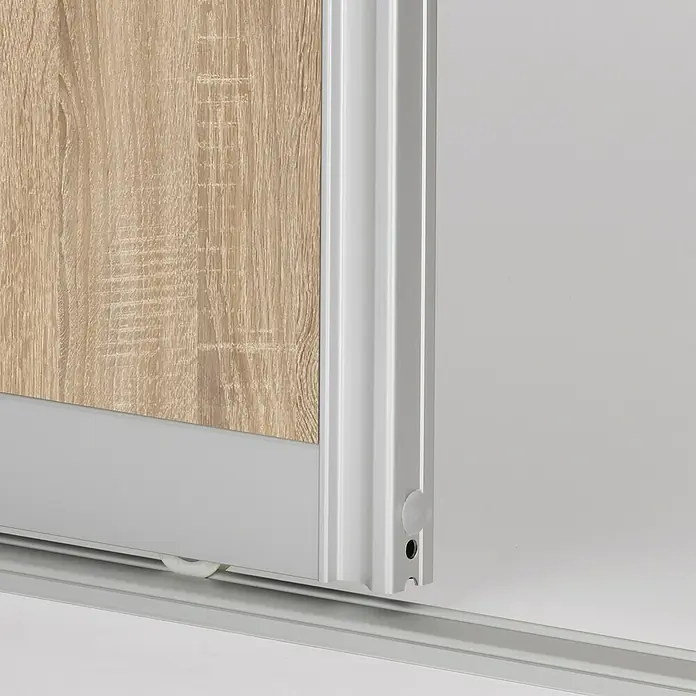 Room Plaza Easy Schienen-Bau-Set - Passend für: Room Plaza Easy Schiebetür-Bau-Sets, 2.488 mm, Silber - Nahaufnahme einer Schiebetür mit Holzstruktur und silbernem Rahmen, die Details und Funktionalität hervorhebt.