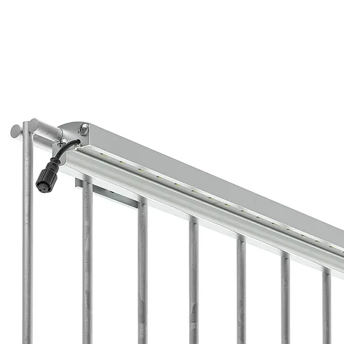 LyghtUp Zaunbeleuchtung Starter-Set - Länge: 246 cm, Silber, Passend für: Doppelstabmatten und Gabionen, 3 -tlg. - Nahaufnahme einer LED-Leuchte, die an einem Metallgeländer befestigt ist, mit Fokus auf Design und Montage.