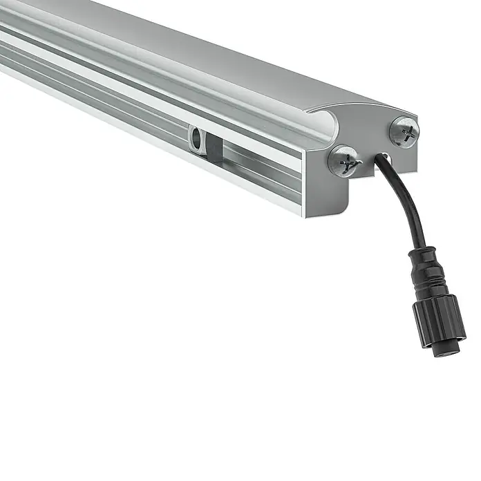 LyghtUp Zaunbeleuchtung - Länge: 196 cm, Silber, Passend für: Doppelstabmatten und Gabionen - Nahaufnahme einer LED-Lichtleiste aus Aluminium mit schwarzem Kabel und Schrauben. Die Leiste ist hellgrau und hat eine gerippte Oberfläche.