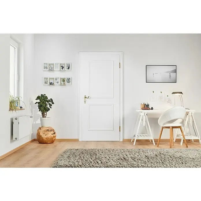 swingcolor Fenster- & Türenlack Acryl - Weiß, Seidenmatt, 2,5 l, Wasserbasiert - Elegante weiße Innentür mit goldenen Beschlägen, eingebettet in ein helles, modernes Interieur, das die schlichte Ästhetik des Raumes unterstreicht.