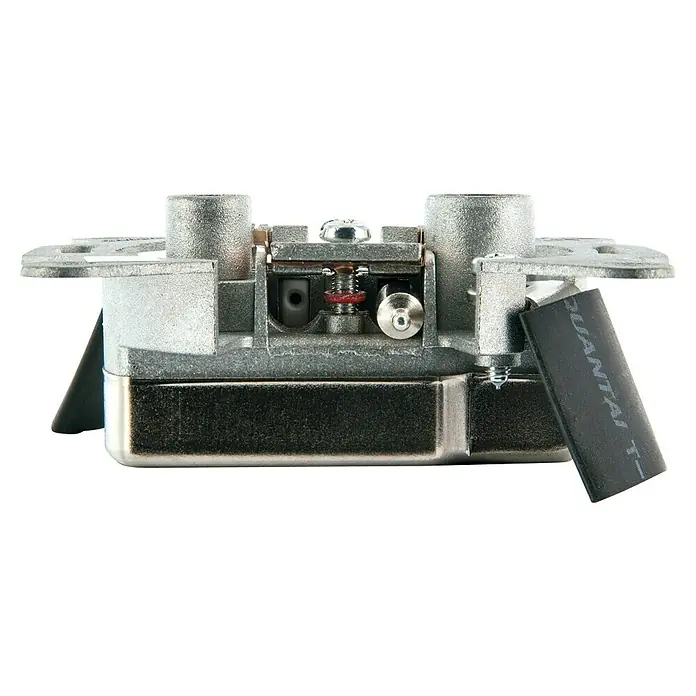 Schwaiger Antennendosen-Einsatz - 2-fach, 8 dB - Nahaufnahme eines Geräts mit silbernen, zylindrischen Anschlüssen, einer Schraube und schwarzen Schutzhüllen, die eine detaillierte Ansicht bietet.