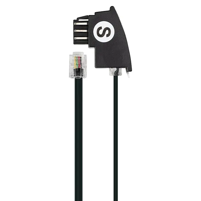 Schwaiger Telefon-Anschluss-Set - TAE-F-Stecker, Kabellänge: 6 m - Bild eines schwarzen Adapters mit einem "S"-Logo und einem RJ11-Stecker, verbunden mit schwarzen Kabeln.