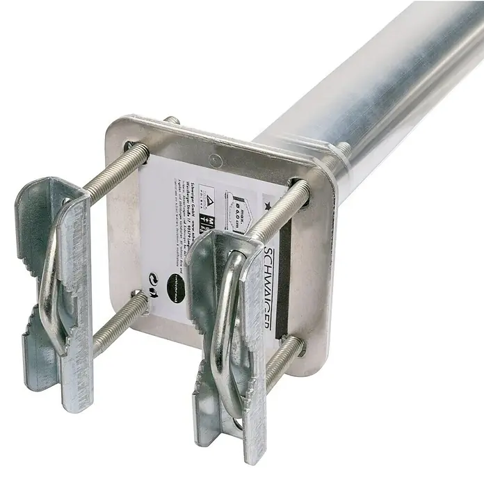 Schwaiger Mast-Balkonausleger - 30 cm Wandabstand, Aluminium, Silber - Nahaufnahme einer Satellitenmast-Wandhalterung mit U-Bügeln und einer quadratischen Montageplatte für eine sichere Installation.