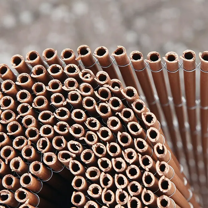 Gardol Balkonsichtschutz Eco - Braun, 300 x 150 cm - Nahaufnahme eines braunen Sichtschutzzauns aus Bambus mit Metalldraht für den Außenbereich, der Privatsphäre und Ästhetik vereint.