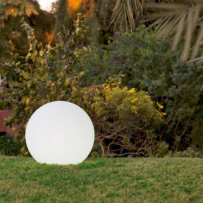New Garden Design-Außenleuchte Buly 40Durchmesser: 40 cm, E27, IP65 - Leuchtende Gartenkugel auf Rasen. Die runde Lampe sorgt für stimmungsvolle Beleuchtung im Garten und setzt moderne Akzente im Außenbereich.