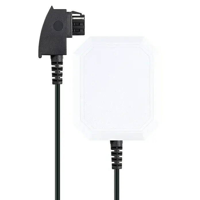 Schwaiger Telefon-Anschlussverteiler TAE - 4-fach, 0,2 m - Bild eines weißen Netzteils mit schwarzem Kabel und Winkelstecker. Kompaktes Design für effiziente Stromversorgung.
