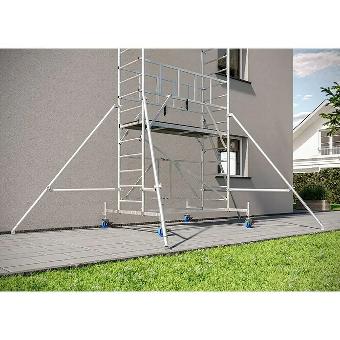 Krause ProTec XS Klappgerüst - Arbeitshöhe: 7,8 m, Belastbarkeit Plattform: 240 kg - Ein fahrbares Gerüst aus Aluminium steht vor einem Gebäude, ideal für Bau- und Renovierungsarbeiten im Außenbereich.
