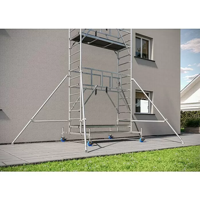 Krause ProTec Rollgerüst - Arbeitshöhe: 7,3 m, Belastbarkeit Plattform: 240 kg - Mobiles Aluminium-Rollgerüst in Silber mit blauen Rädern, das im Freien an einem Haus steht.