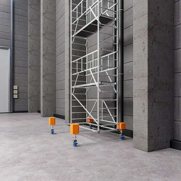 Krause ProTec XS Klappgerüst - Arbeitshöhe: 7,8 m, Belastbarkeit Plattform: 240 kg - Ein detailreiches Bild eines Baugerüsts mit orangefarbenen Schutzelementen und blauen Rollen in einem modernen, industriellen Umfeld.