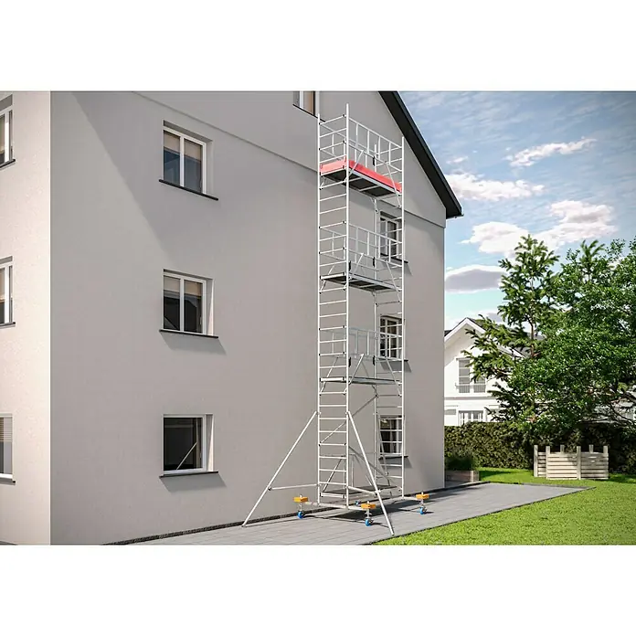 Krause ProTec XS Klappgerüst - Arbeitshöhe: 8,8 m, Belastbarkeit Plattform: 240 kg - Ein hohes Gerüst steht an der Seite eines Gebäudes mit mehreren Fenstern. Perfekt für Bauarbeiten, es bietet sicheren Zugang zu höheren Bereichen.