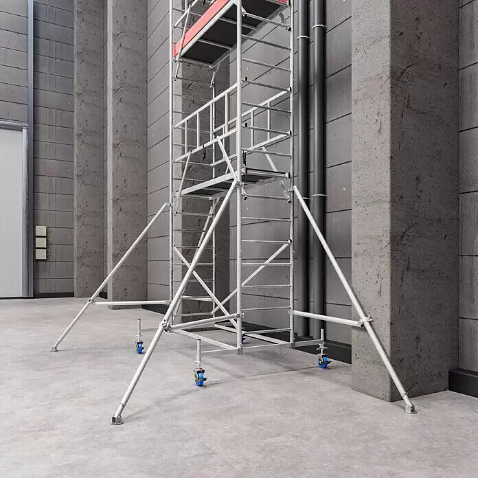 Krause ProTec Rollgerüst - Arbeitshöhe: 6,3 m, Belastbarkeit Plattform: 240 kg - Hohes, mehrstufiges Aluminiumgerüst mit roten und schwarzen Plattformen, innen an einer Betonwand stehend, mit Rollen und Auslegern.
