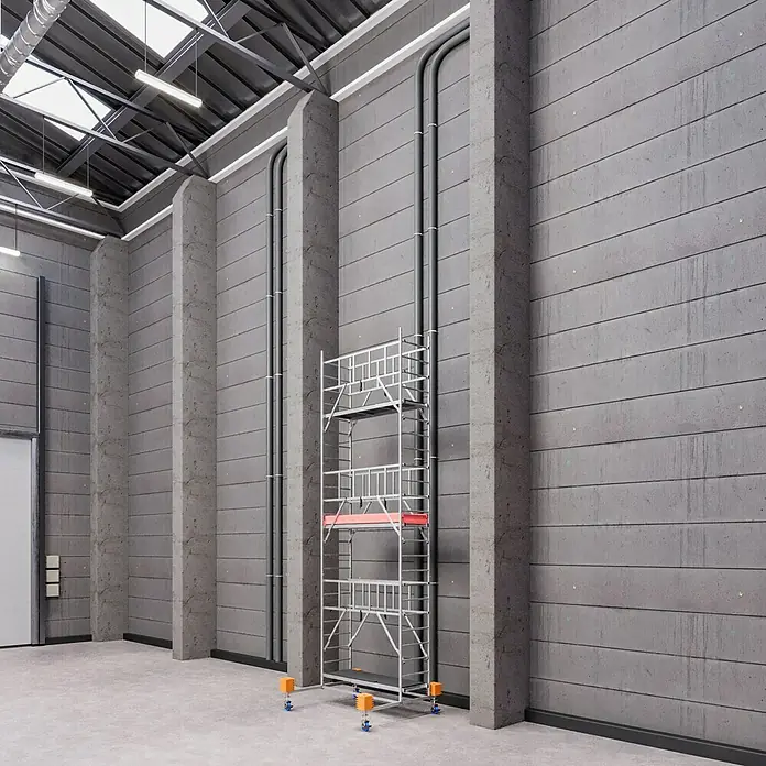 Krause ProTec Rollgerüst - Arbeitshöhe: 7,3 m, Belastbarkeit Plattform: 240 kg - Ein Gerüst steht in einem Lagerhaus mit Betonwänden. Das Gerüst ist aus Metall und hat eine rote Plattform.