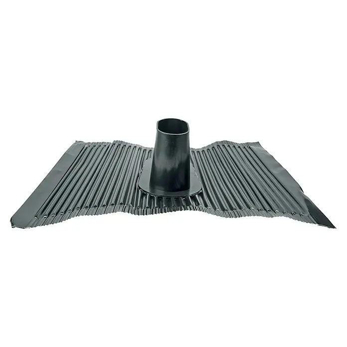 Schwaiger Dachhaube - Aluminium, Kunststoffbeschichtet, Wetterbeständig, Schwarz - Das Bild zeigt einen schwarzen Dachdurchgang mit einer gewellten Platte zur Abdichtung und Ableitung von Wasser auf Dächern.