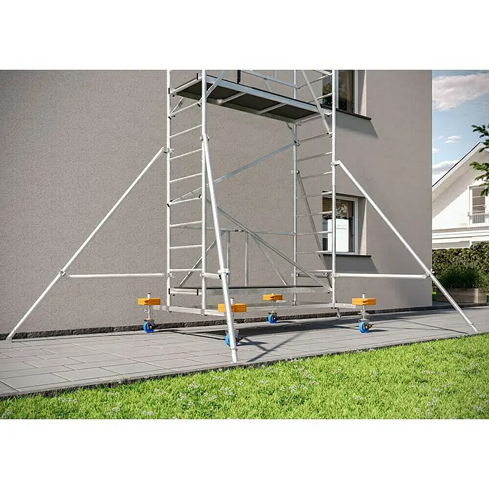 Krause ProTec XS Klappgerüst - Arbeitshöhe: 8,8 m, Belastbarkeit Plattform: 240 kg - Bild einer Aluminium-Rollgerüst-Konstruktion mit blauen Rädern und gelben Bremsen, die auf einem gepflasterten Bereich vor einem Gebäude steht.