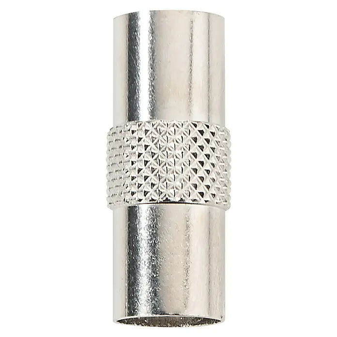 Schwaiger Koax-Verbinder - IEC-Stecker, Metall, Vernickelt, 1 Stk. - Nahaufnahme eines silberfarbenen Koaxial-Kabelverbinders mit einer gerändelten Oberfläche in der Mitte, der für sichere Verbindungen sorgt.