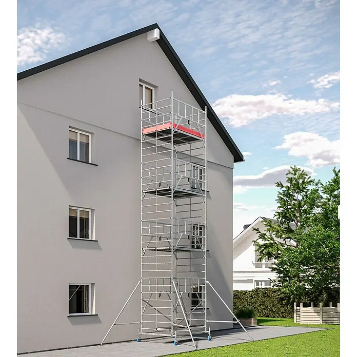 Krause ProTec XXL Rollgerüst BreitaufbauArbeitshöhe: 9,3 m, Bühnengröße: 2 x 1,2 m, Belastbarkeit: 200 kg/m² - Bild eines hohen, fahrbaren Gerüsts aus Aluminium, das an der Seite eines Hauses steht, ideal für Bau- und Renovierungsarbeiten.