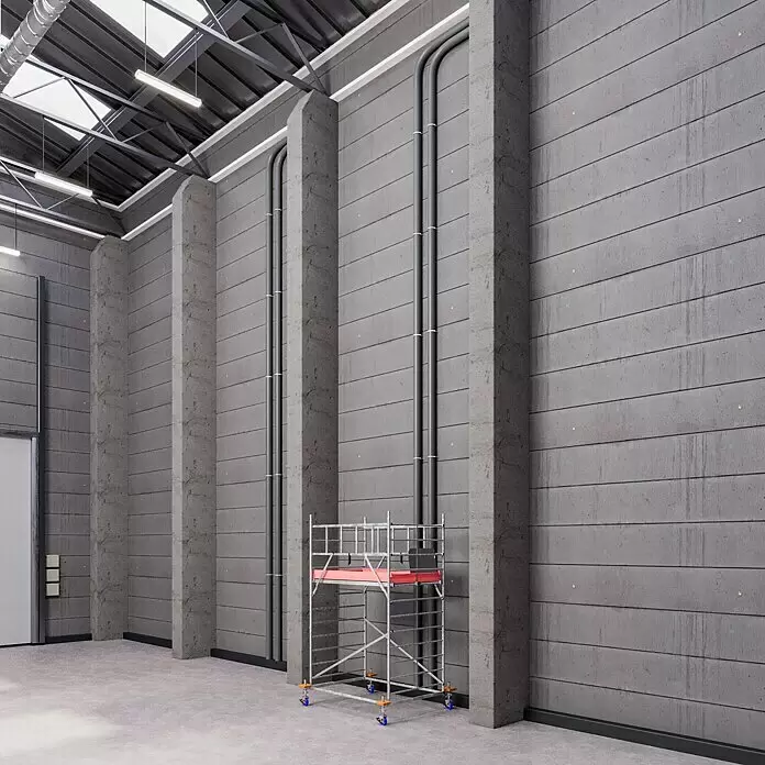 Krause ProTec XXL Rollgerüst Breitaufbau - Arbeitshöhe: 4,3 m, Belastbarkeit Plattform: 480 kg - Fahrbares Baugerüst mit silbernem Rahmen und roter Plattform auf blauen Rädern, in einer geräumigen Industriehalle.