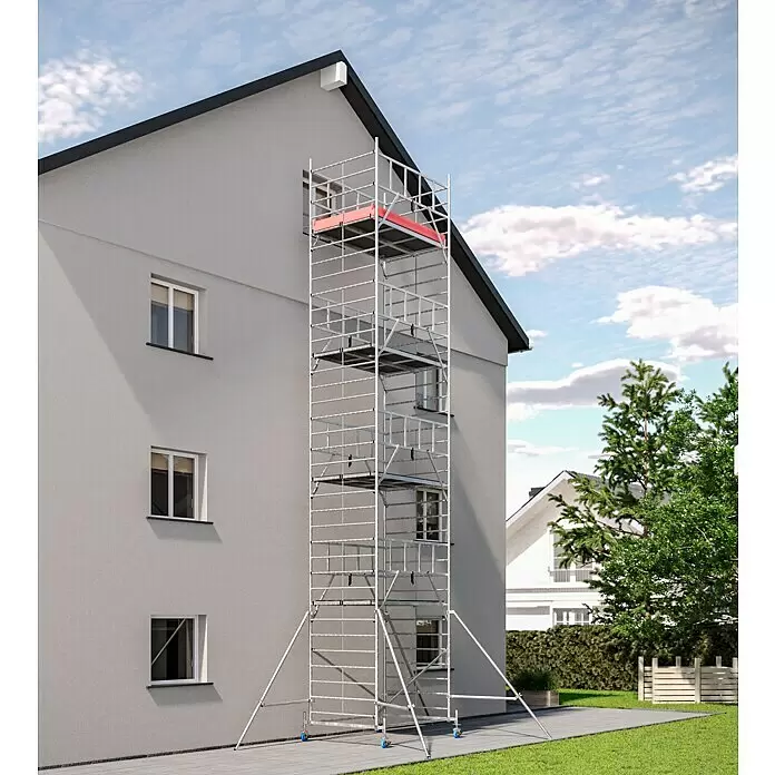 Krause ProTec XXL Rollgerüst Breitaufbau - Arbeitshöhe: 10,3 m, Belastbarkeit Plattform: 480 kg - Hohes Aluminiumgerüst mit roten Plattformen, an einem mehrstöckigen Haus aufgestellt, bereit für Fassadenarbeiten.
