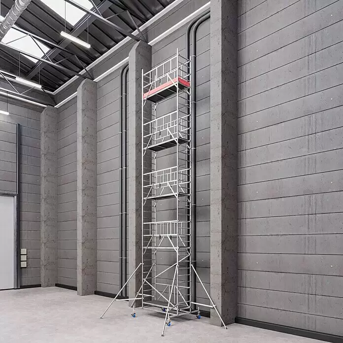 Krause ProTec XS Klappgerüst - Arbeitshöhe: 10,8 m, Belastbarkeit Plattform: 240 kg - Hohes Aluminium-Rollgerüst mit blauen Rollen, an einer Betonwand in einem großen Industriegebäude platziert, reicht zur hohen Decke.